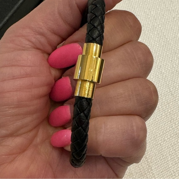 NWOT BREADED REAL LEATHER NAIL UNISEX - Picture 6 of 17